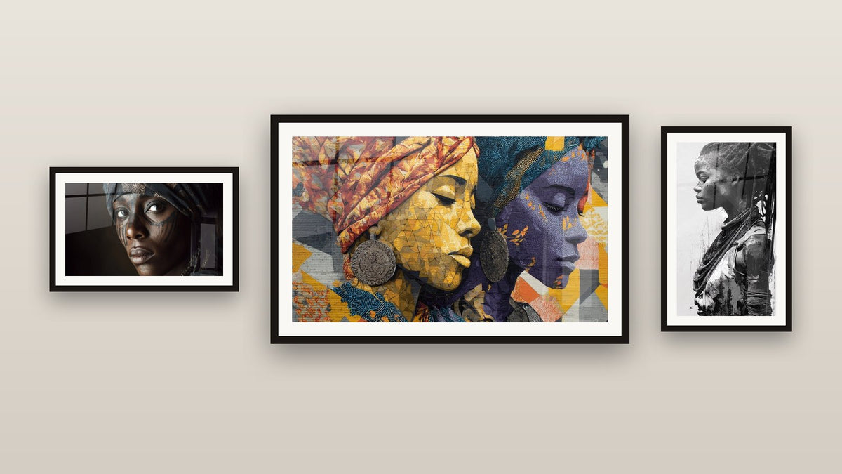 Parete galleria con tre quadri incorniciati, tra cui Profilo Donna Africana di e Con due donne africane in profilo