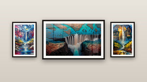 Galerijwand met drie ingelijste schilderijen: Majestueus verlichte waterval, Surrealistische waterval en Abstract waterval