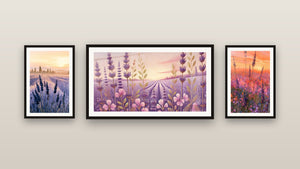 Pared de galería con tres cuadros enmarcados, entre ellos Lavanda al Crepúsculo y Campo de lavanda naranja y violeta