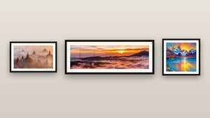 Galerijwand met drie ingelijste schilderijen, waaronder Zonsopgang boven Gouden Wolken en Berglandschap zonsopgang