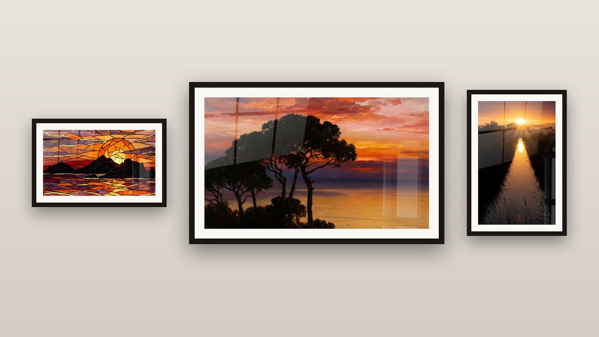 Galeriewand mit drei gerahmten Gemälden: Camargukanal, Mediterraner Sonnenuntergang und Sonnenuntergang