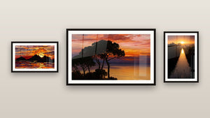 Galerijwand met drie ingelijste schilderijen: Camarguekanaal, Zonsondergang Middellandse Zee en Zonsondergang
