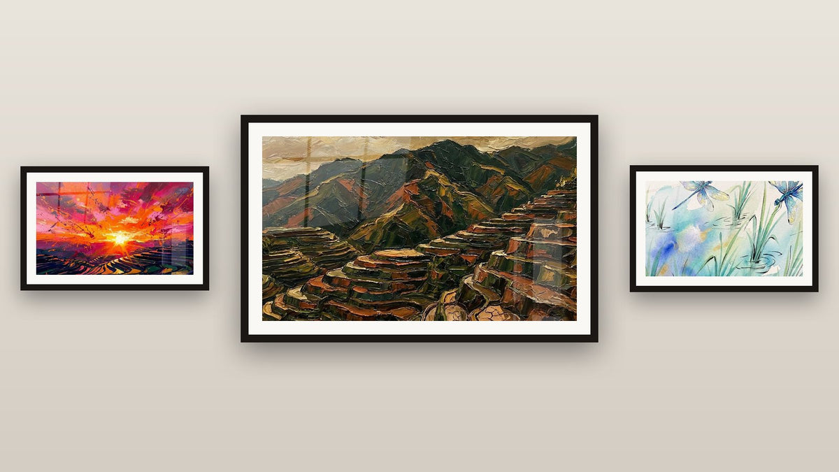 Parete galleria con tre quadri incorniciati