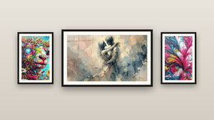 Mur de galerie avec trois tableaux encadrés : Chèvre Psychédélique, Fleur abstraite multicolore et Entre Nous