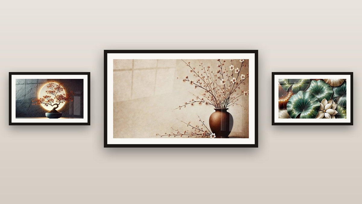 Pared de galería con tres cuadros enmarcados: Jardín de Reflejos, Armonía Natural y Equilibrio Lumínico