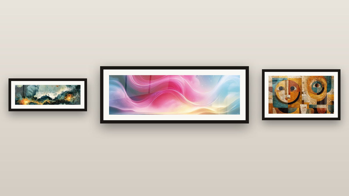 Parete galleria con tre quadri incorniciati, tra cui D'arte geometrica africana e Aurora Boreale Rosa e Blu Stellato