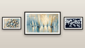 Galerijwand met drie ingelijste schilderijen: Zeilen in de Stilte, Marine Ornamenten en Kerselaarbloesem nr. 1