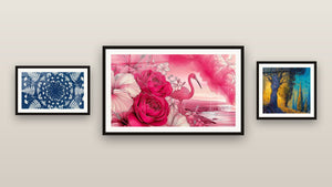 Pared de galería con tres cuadros enmarcados, entre ellos Bosque misterioso y Flamenco Rosa y Flores Tropicales