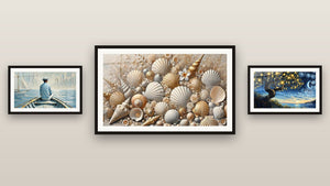 Galerijwand met drie ingelijste schilderijen, waaronder De Kunst van Water en Zandschatten