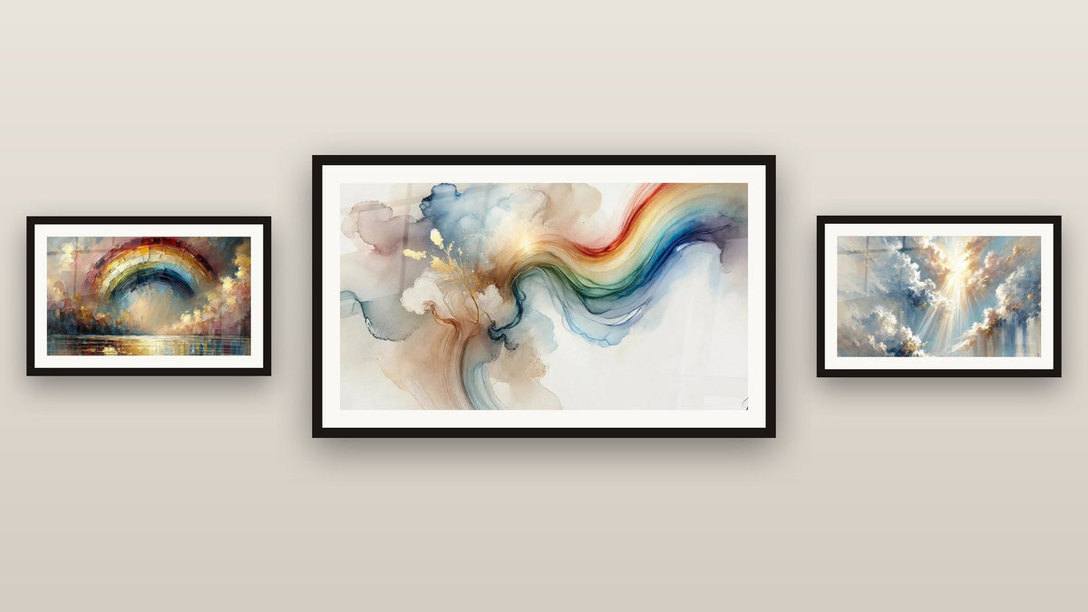 Pared de galería con tres cuadros enmarcados: Reverie en Colores, Oda al Color y Despertar de las Nubes