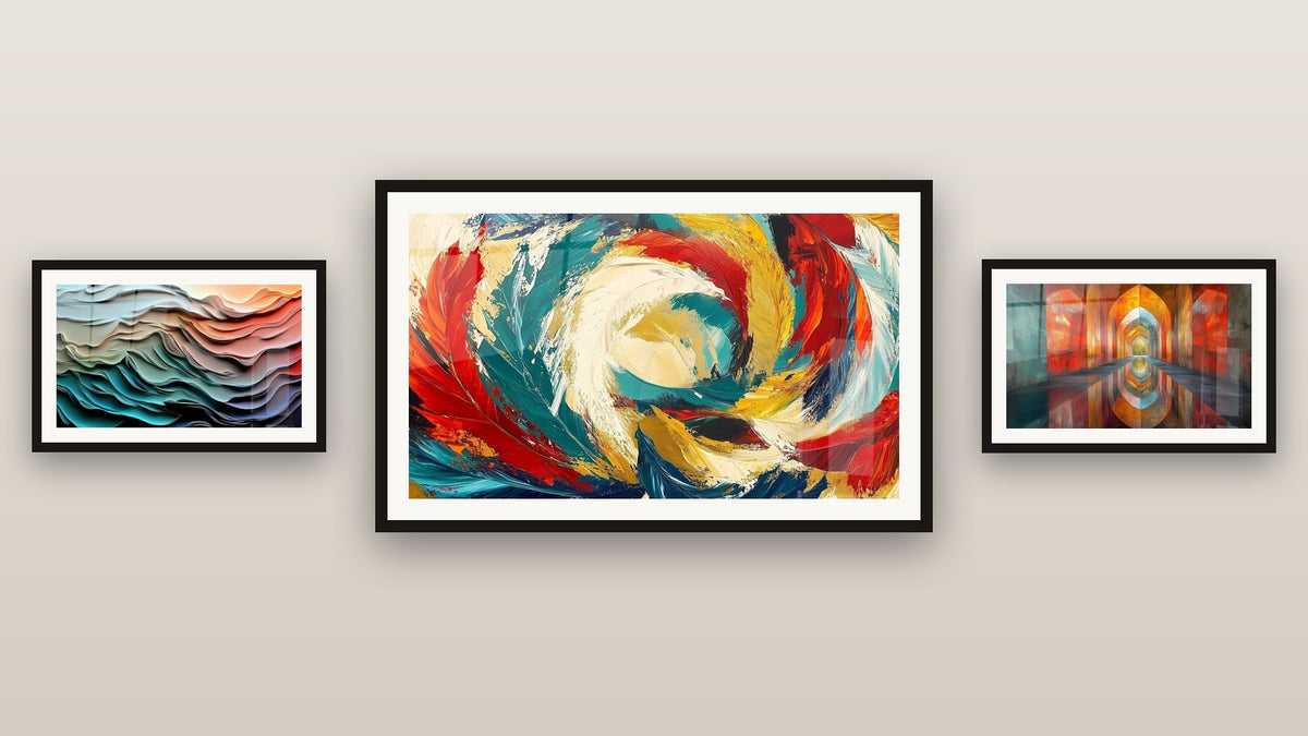 Pared de galería con tres cuadros enmarcados: Olas fluidas, Arcos Brillantes Color Bermellón y Metamorfosis Cósmica