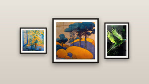 Mur de galerie avec trois tableaux encadrés, dont Fenêtre Ouverte sur Jardin Fleuri et Paysage méditerranéen stylisé