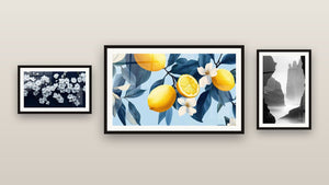Galerijwand met drie ingelijste schilderijen: Citroenboom nr. 1, Mistige afbeelding nr. 1 en Kerselaarbloesem nr. 1