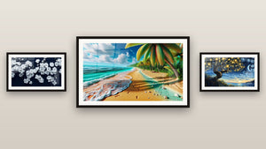 Galerijwand met drie ingelijste schilderijen, waaronder Kerselaarbloesem nr. 1 en Serenata van de Palmbomen aan Zee
