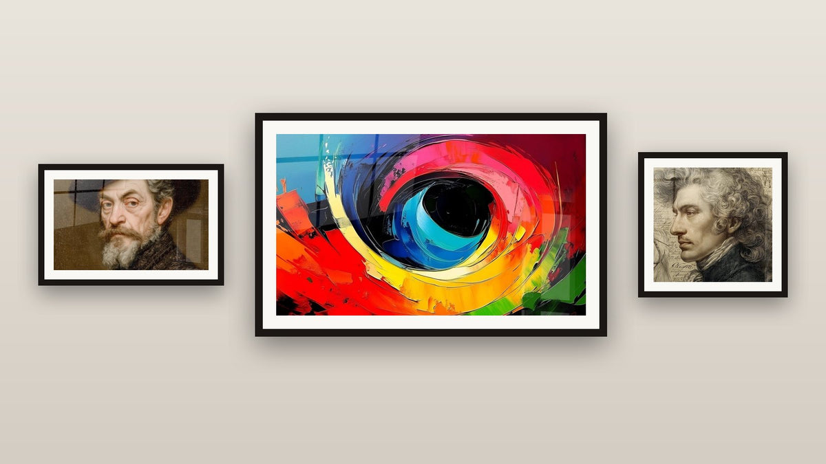 Galerijwand met drie ingelijste schilderijen: Abstract gekleurd oog, Gegraveerd Portret van Tijd en Portret Meester Denker
