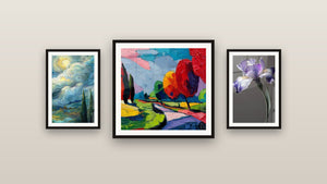 Pared de galería con tres cuadros enmarcados, entre ellos Ciprés bajo cielo estrellado y Paisaje rural colorido