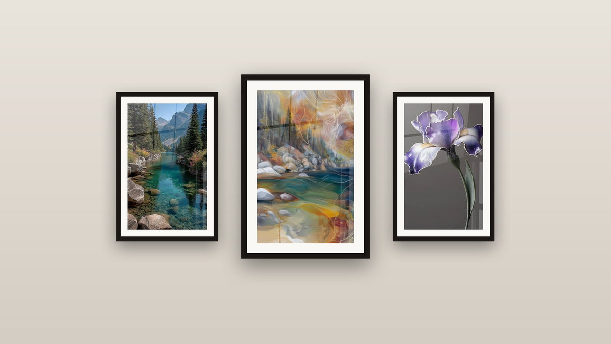 Galeriewand mit drei gerahmten Gemälden, darunter Iris-Wandbild Nr. 9