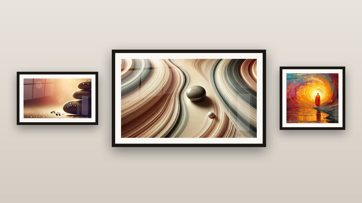 Pared de galería con tres cuadros enmarcados, entre ellos Silencio Matutino y Líneas y Perspectivas