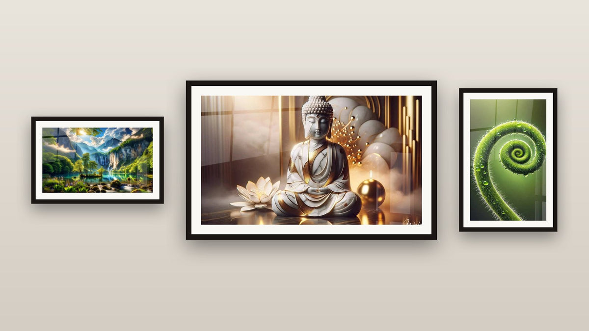 Pared de galería con tres cuadros enmarcados: Edén Verde con Mil Cascadas, Espiral de la Vida y Paz Mármol