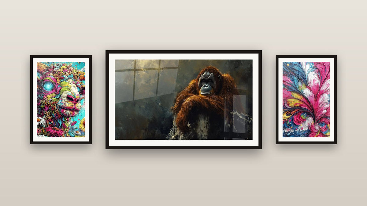 Mur de galerie avec trois tableaux encadrés : Chèvre Psychédélique, Fleur abstraite multicolore et Orang-outan N°2