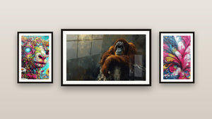 Mur de galerie avec trois tableaux encadrés : Chèvre Psychédélique, Fleur abstraite multicolore et Orang-outan N°2