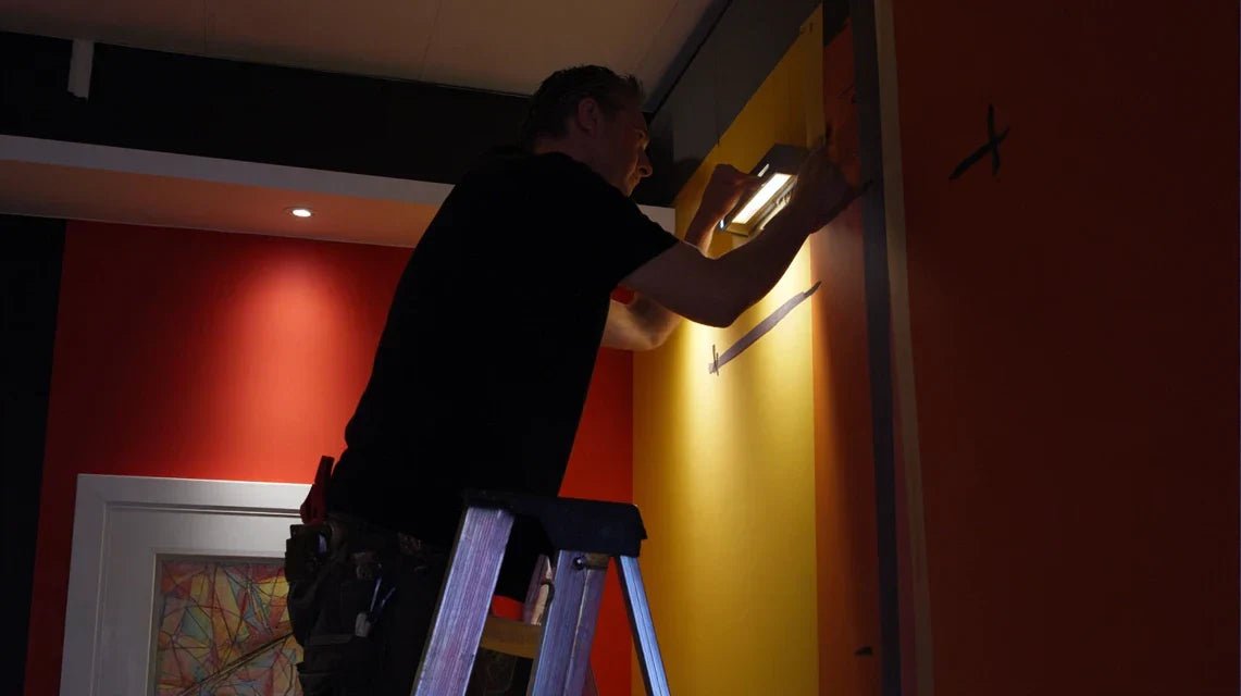 Mur accent + spot + tableau : composition premium à la maison
