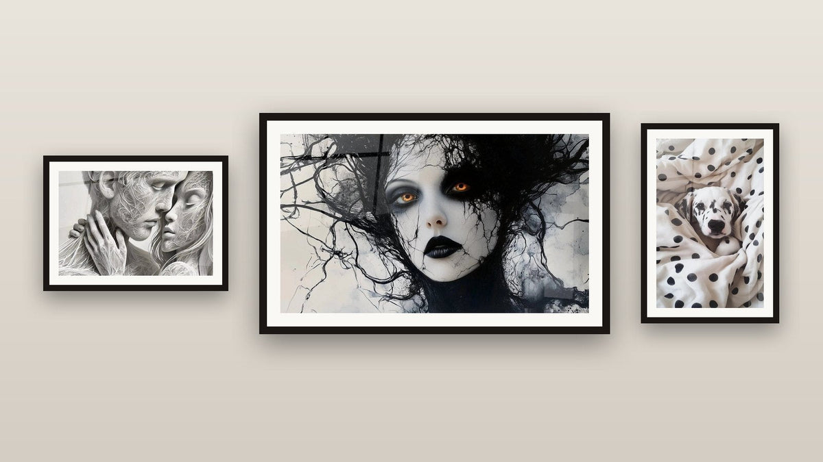 Galeriewand mit drei gerahmten Gemälden, darunter Lilith Nr. 1