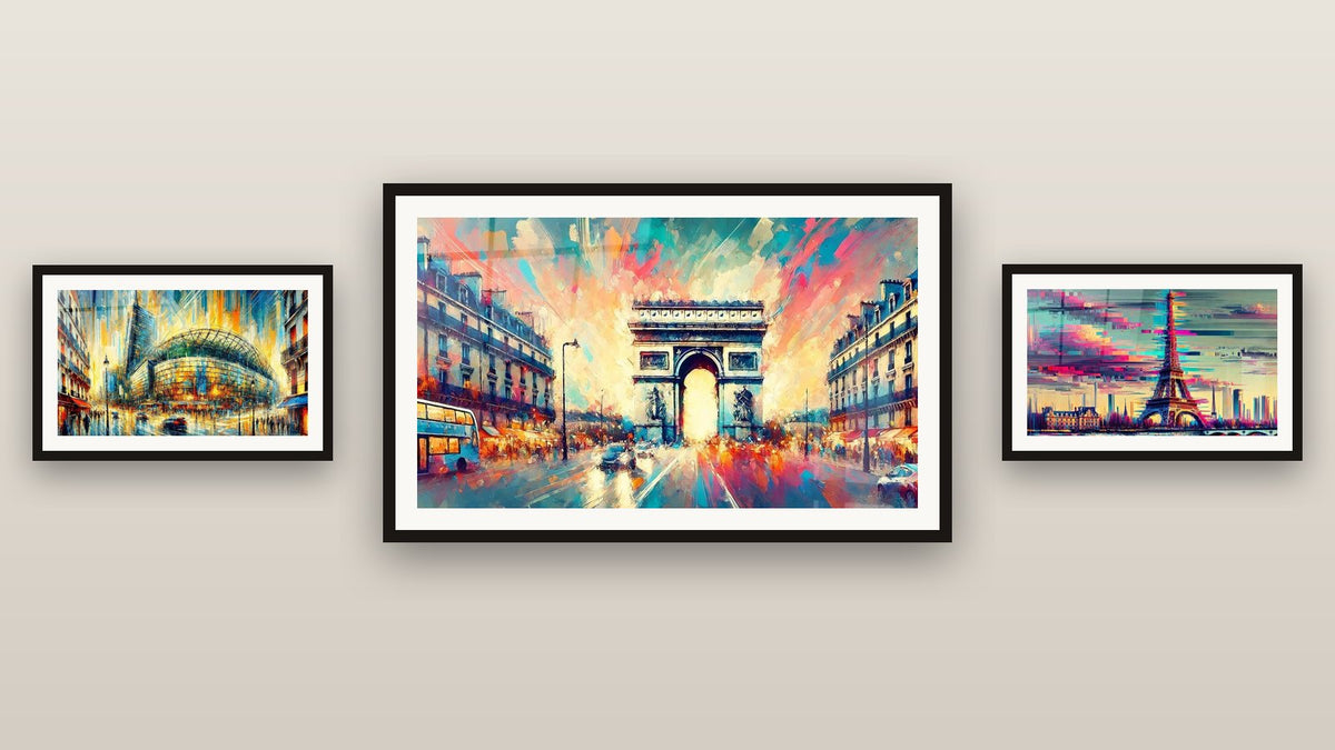 Parete galleria con tre quadri incorniciati, tra cui Arco di Trionfo N°1 e Torre Eiffel N°3