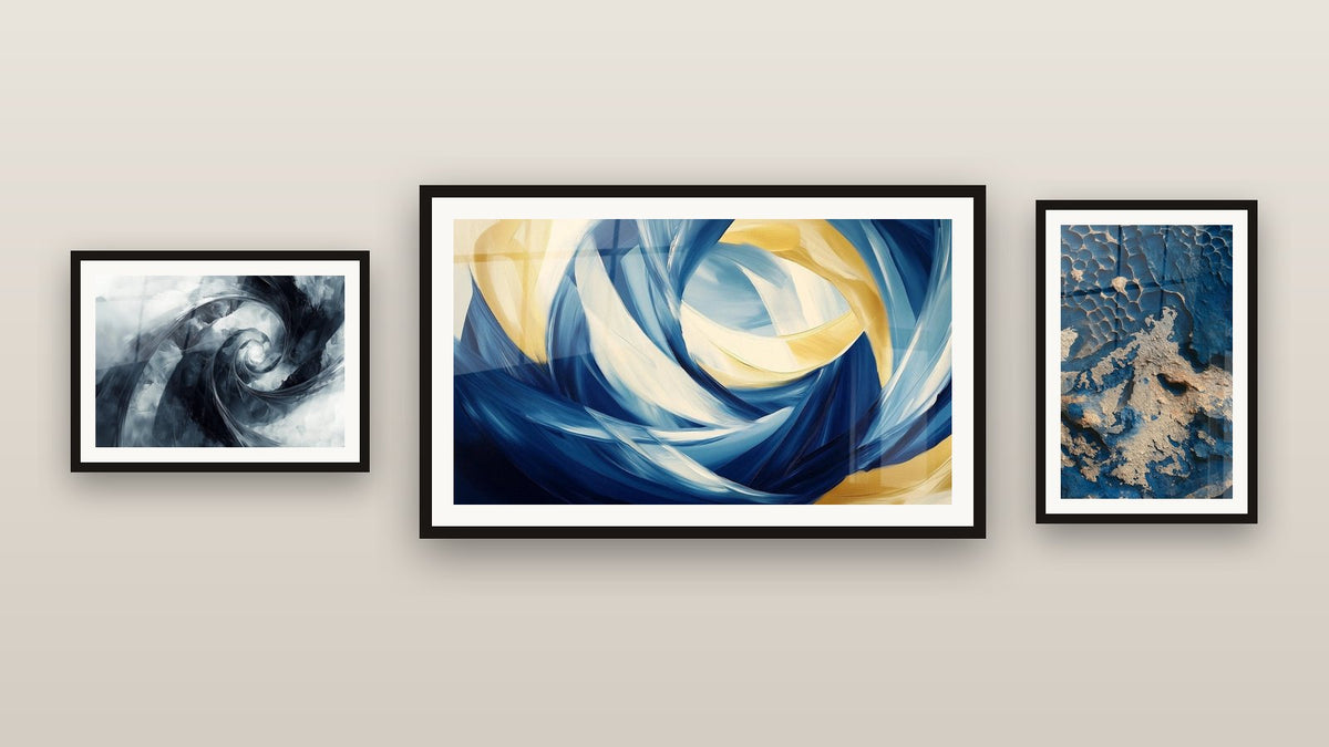 Parete galleria con tre quadri incorniciati: Corteccia Azzurra, Movimento Perpetuo e Nebula Grigio