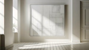Œuvre monochrome blanche minimaliste dans intérieur épuré, révélant textures subtiles et ambiance apaisante mais austère