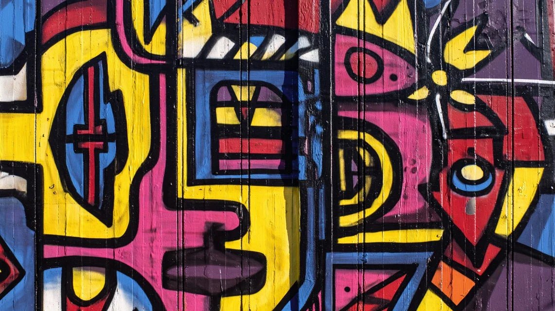 Œuvres à messages codés : déchiffrez l’art mural symbolique