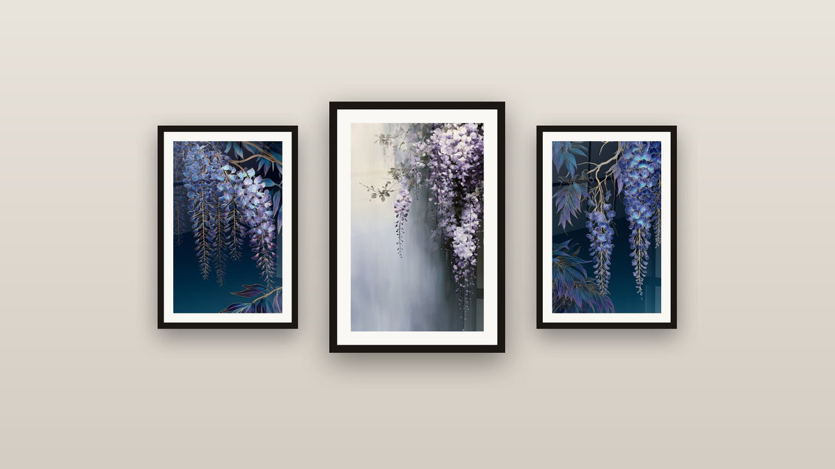Mur de galerie avec trois tableaux encadrés
