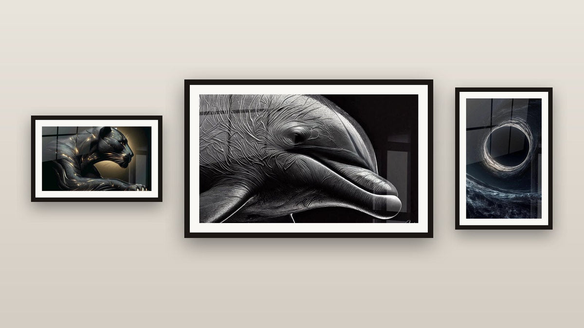 Mur de galerie avec trois tableaux encadrés : Trou noir N°1, Silence Noir et Mystère Brillant du Prédateur Noir
