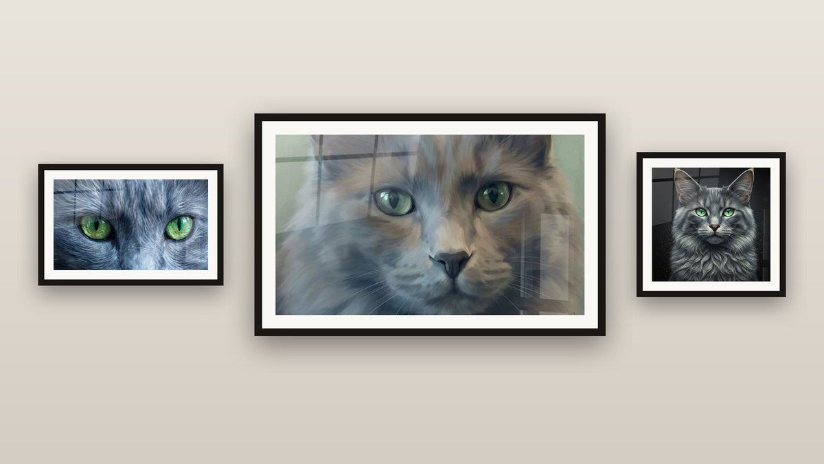 Mur de galerie avec trois tableaux encadrés, dont Chat Nebelung aux Yeux Verts et Regard Hypnotique Chat Nebelung