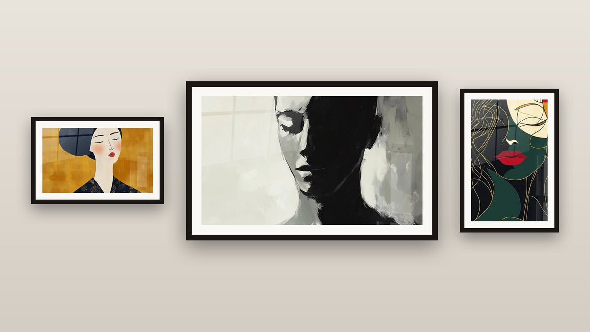 Parete galleria con tre quadri incorniciati, tra cui Ispirato da Testa di Amedeo Modigliani N°2