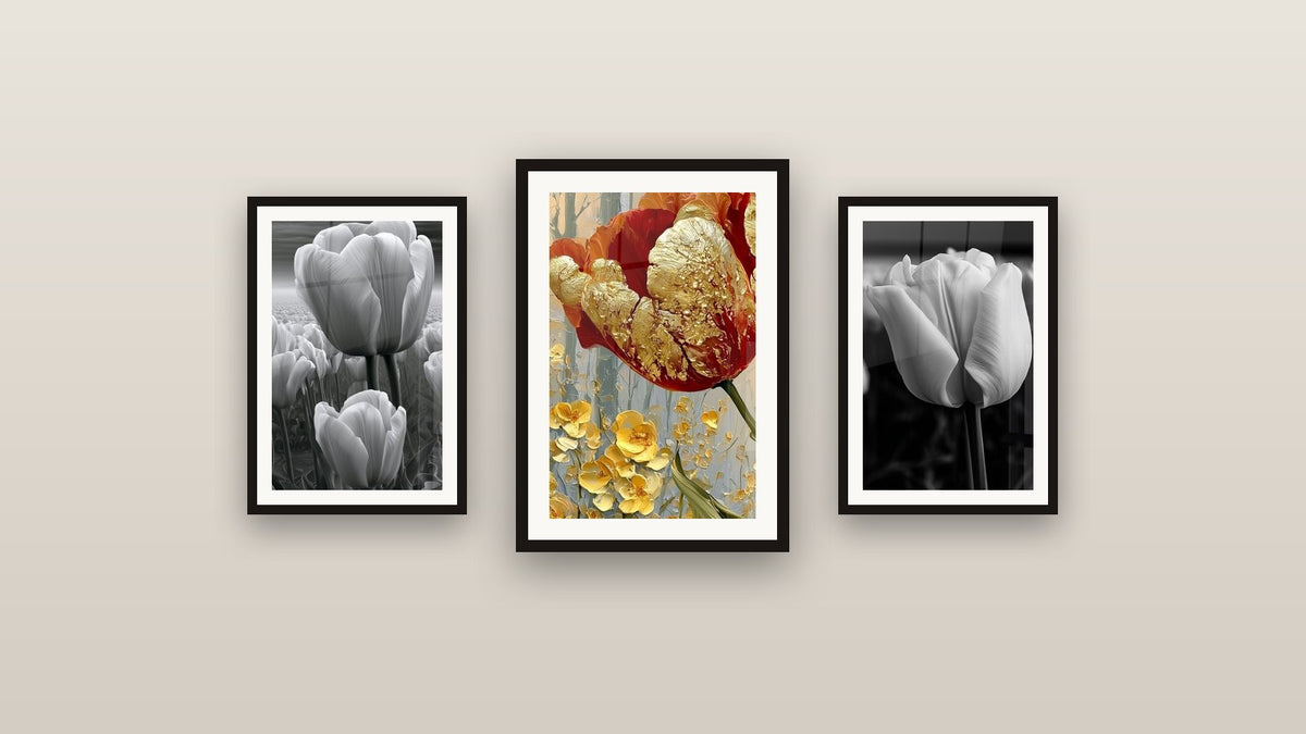 Mur de galerie avec trois tableaux encadrés, dont Tulipes blanches et grises en champ