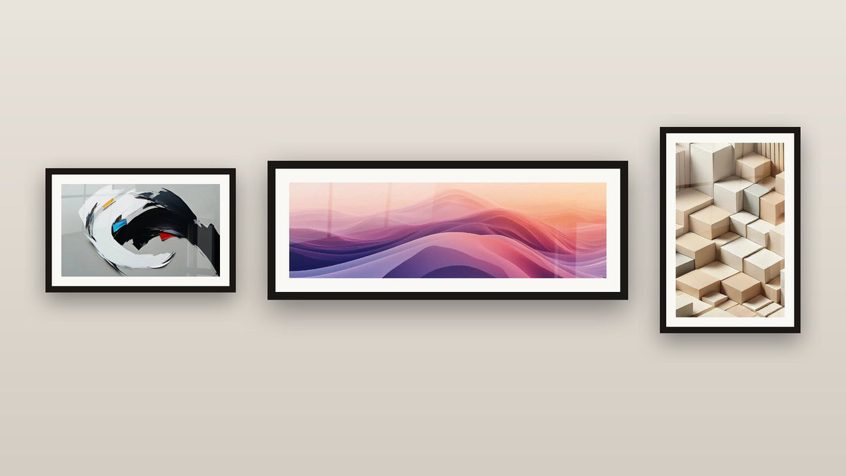 Galerijwand met drie ingelijste schilderijen: Abstract dynamisch, Minimalistisch Gesculpteerd en Zijdeachtige Mauve Stroom