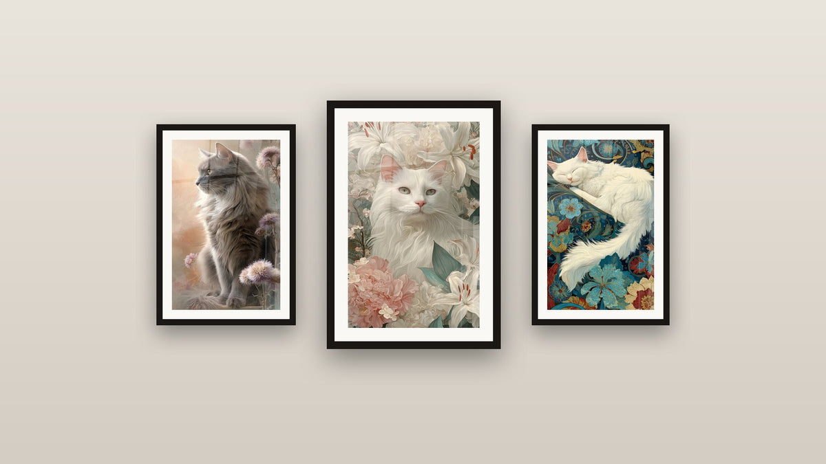 Parete galleria con tre quadri incorniciati, tra cui Chat Angora Turca con Gigli Bianchi