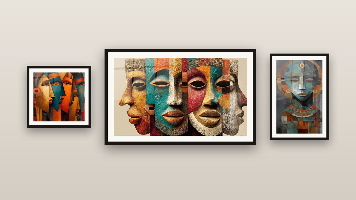 Mur de galerie avec trois tableaux encadrés : Masques Africains Colorés, Masques Africains Abstraits et Masque Architecturé