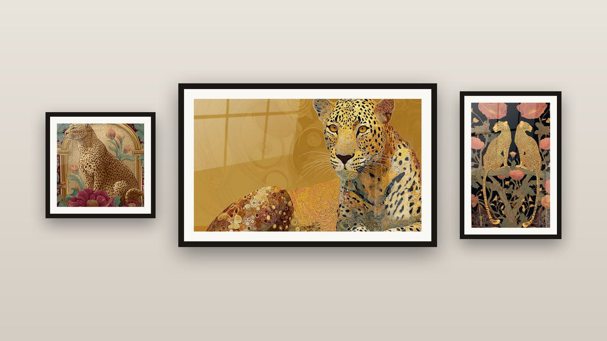 Mur de galerie avec trois tableaux encadrés : Léopard, Léopards Fleurs et Léopard Doré