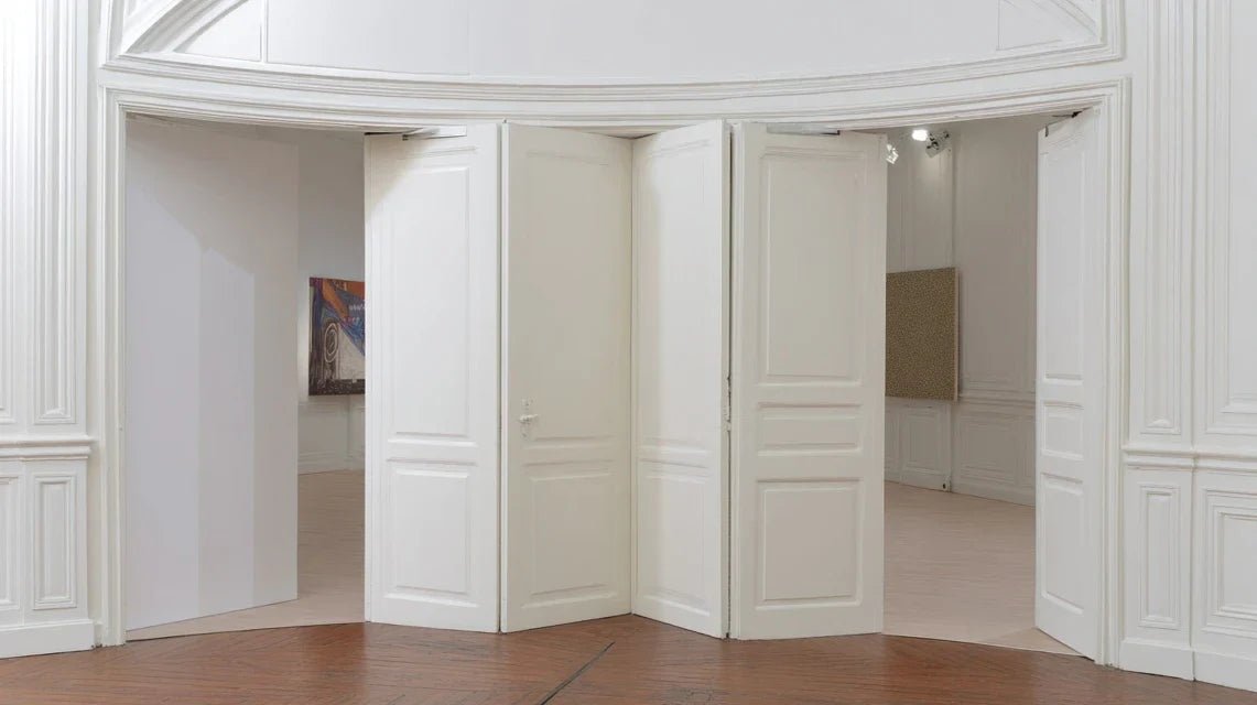 Où accrocher un tableau sans gêner l’ouverture d’une porte ?