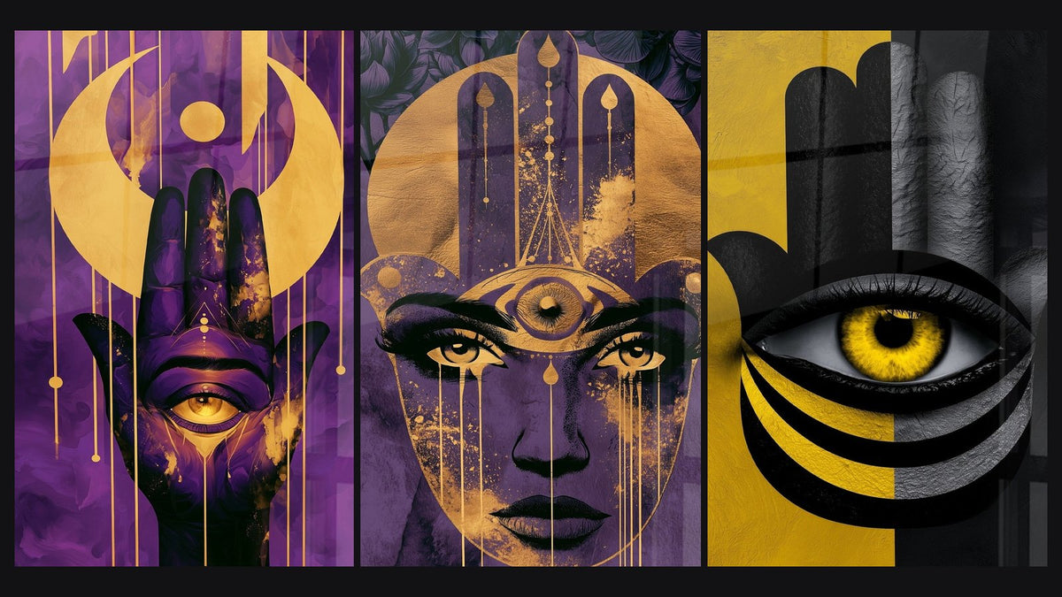 Mosaico de tres cuadros, entre ellos Mano de Fátima violeta y dorada con ojo y Rostro violeta y dorado con el tercer ojo