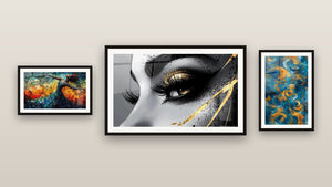 Mur de galerie avec trois tableaux encadrés : Tourbillons dorés, Œil larme d'or et Danse Feu Libératrice Rouge