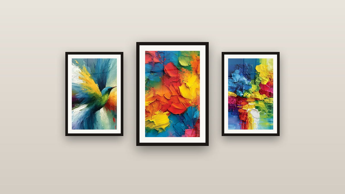 Parete galleria con tre quadri incorniciati, tra cui Empastamenti rossi e gialli brillanti