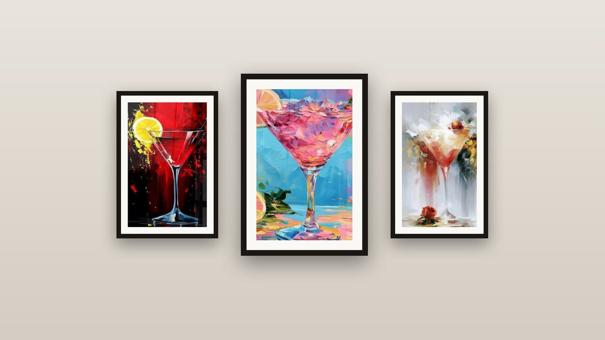 Galerijwand met drie ingelijste schilderijen