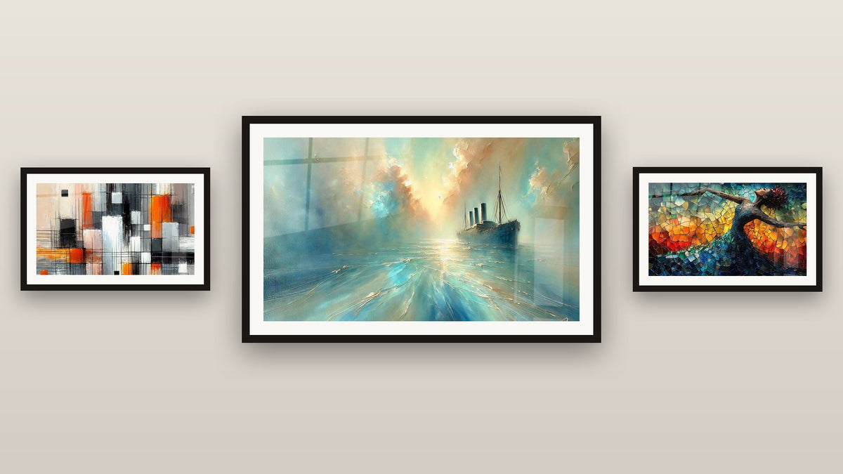Pared de galería con tres cuadros enmarcados: Danza Llama Liberadora Roja, En El Corazón de la Brisa y Mecánica de Colores