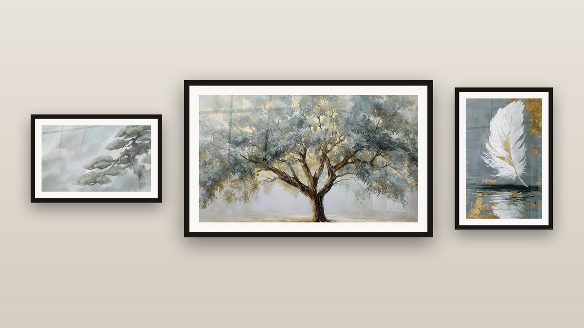 Pared de galería con tres cuadros enmarcados