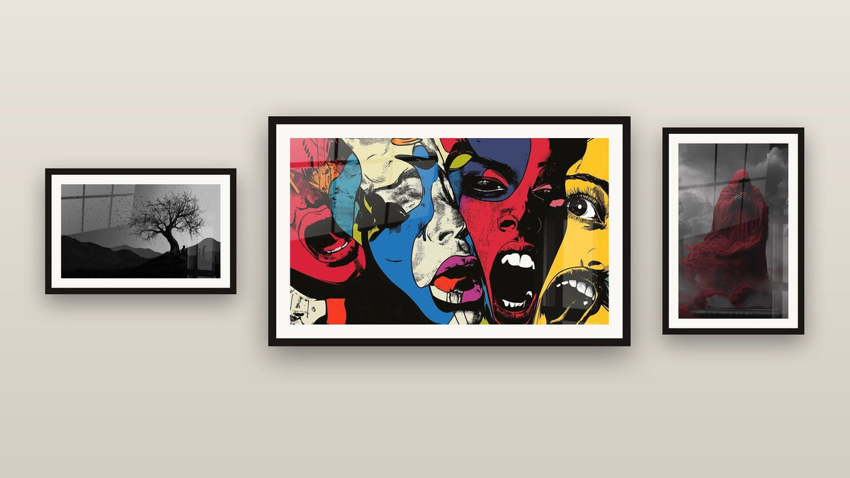 Galerijwand met drie ingelijste schilderijen