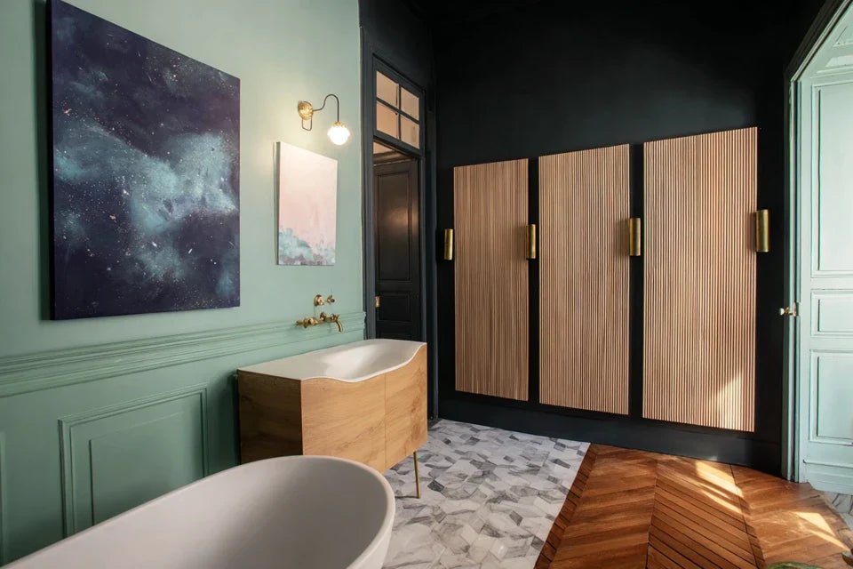 Peut-on accrocher un tableau dans une salle de bain ?