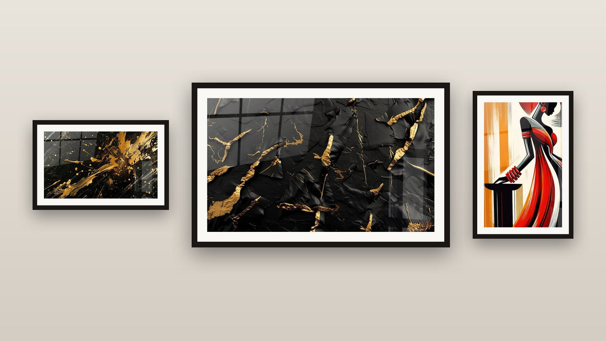 Mur de galerie avec trois tableaux encadrés, dont La Dame en Rouge et Noir